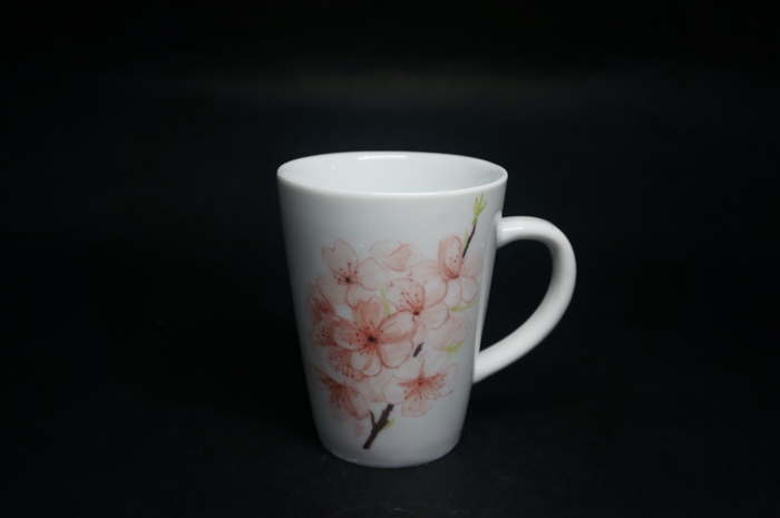 廿釉白瓷桃花杯
