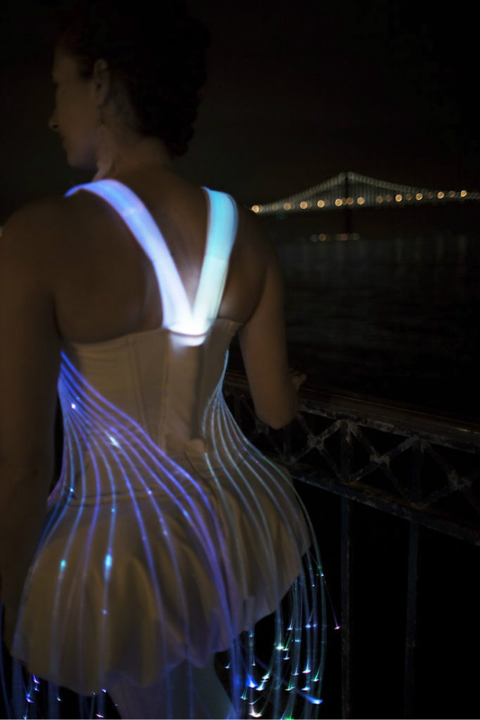 0diqaZo1Ooa-nK5ipLIj_NatalieWalshFiberOpticDress9.jpg