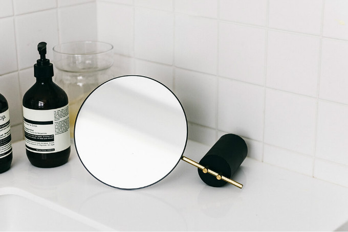 Pose-tablemirror-002-1.jpg