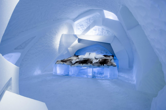 ice-hotel-art-suites-ice-carving-sculpture-191217-1221-03.jpg