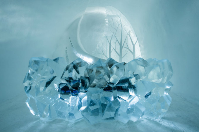 ice-hotel-art-suites-ice-carving-sculpture-191217-1221-05.jpg