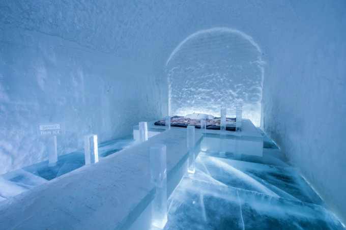 ice-hotel-art-suites-ice-carving-sculpture-191217-1221-07.jpg