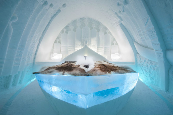 ice-hotel-art-suites-ice-carving-sculpture-191217-1221-08.jpg