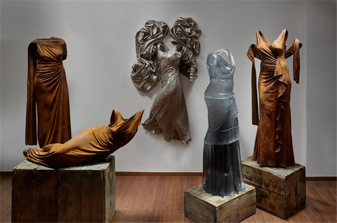 Nocturne-Installation-White-Bronze-Cast-Glass-Rusted-Iron-Monumental-Sculpture-03-M.jpg