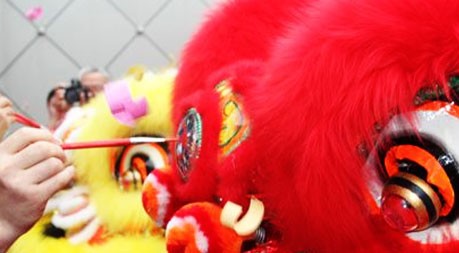 “嘿，小绿，你歪着头在看什么呀？”