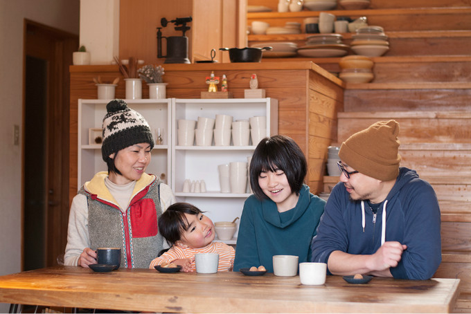 是什么让一家四口放弃喧哗闹市定居山野？