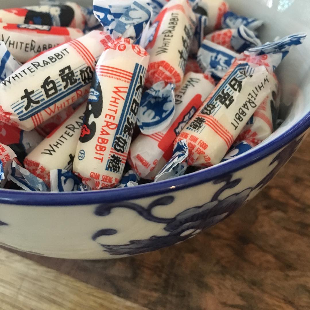 全民哄抢网红奶茶，大白兔奶糖依然稳坐C位，但你知道奶糖们是怎么被制作出来的吗？