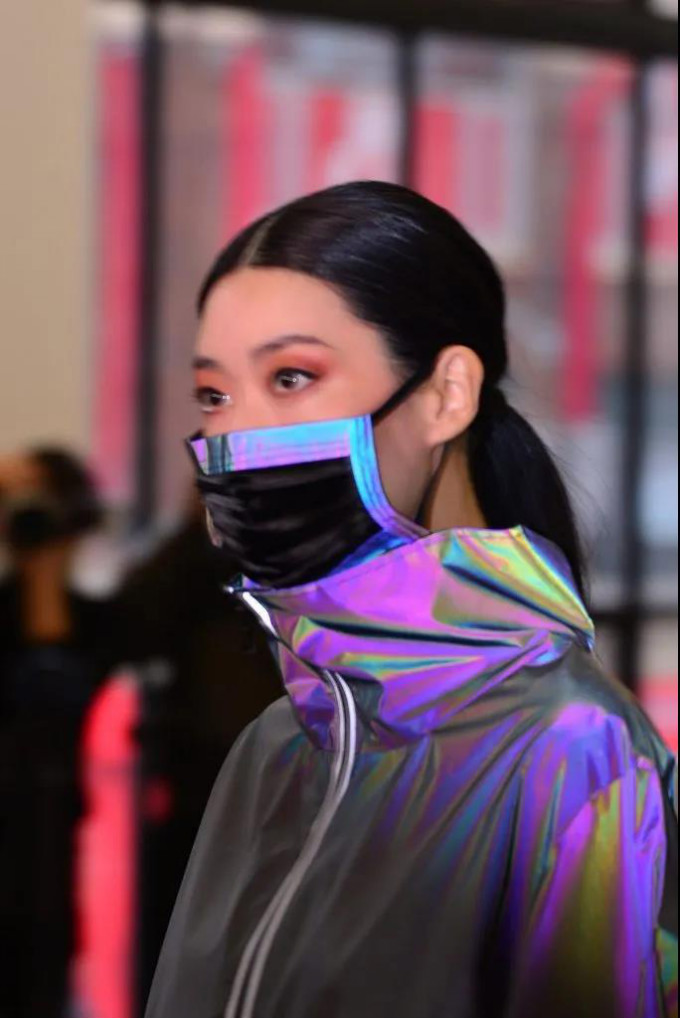 热门镭射口罩礼服！穿上它秒变disco灯球！